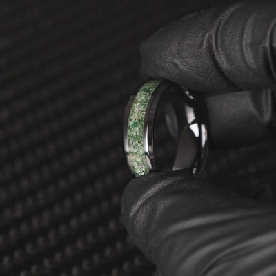 Emerald Glowstone Ring on Black Ceramic