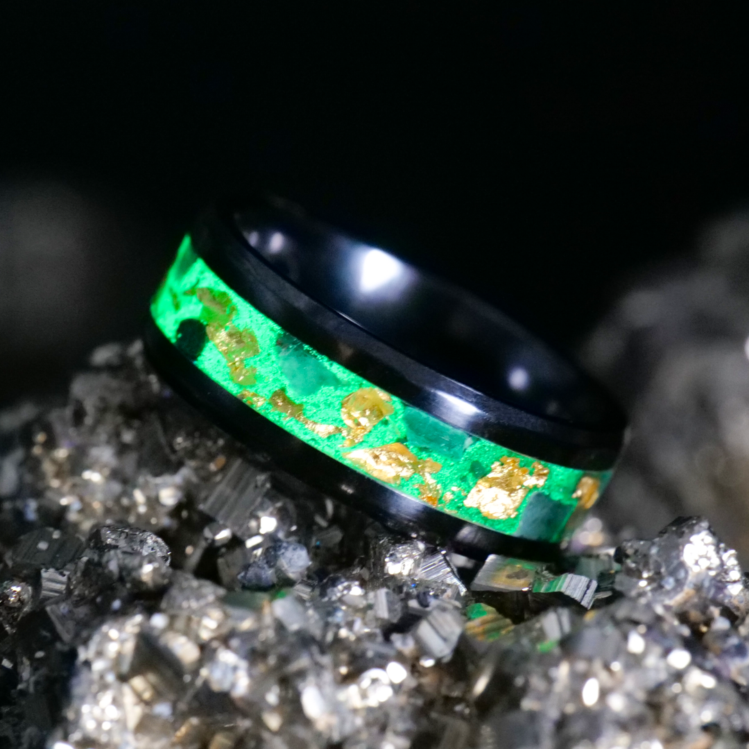 no.0437 エメラルドのリースとMottled ring Royal Emerald Glowstone Ring | Patrick Adair Designs